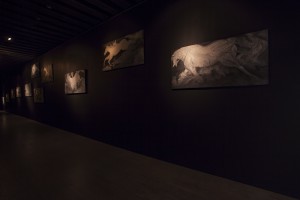 千年前の川を渡る馬（展示風景）